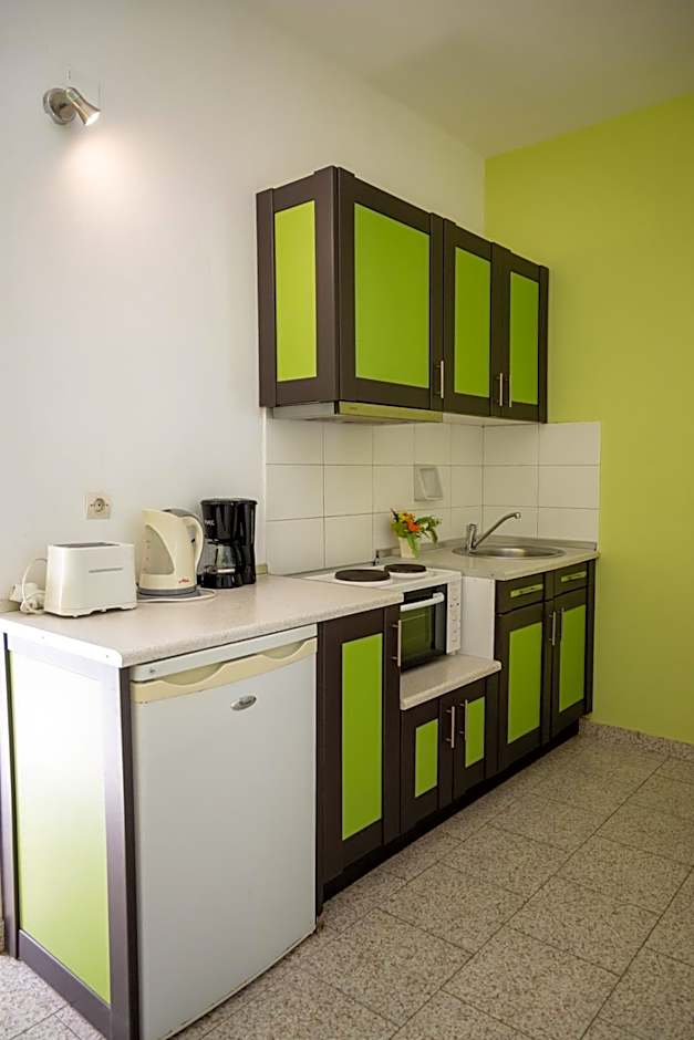 Crystal Blue Hotel, Barbati