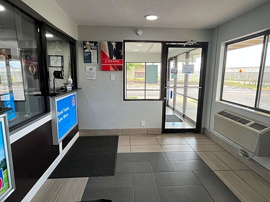 Studio 6 Wichita, KS - Airport