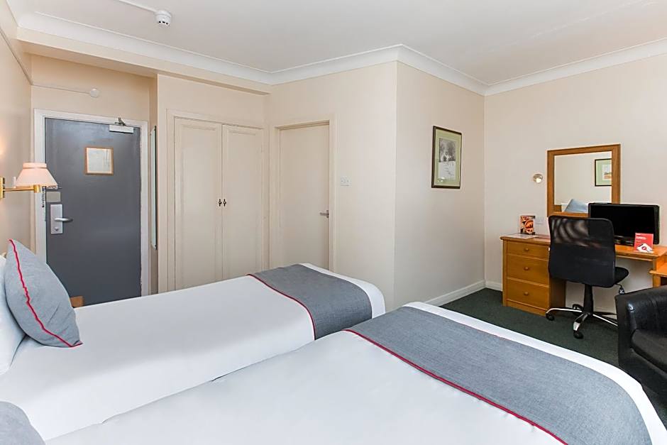 OYO Stade Court Hotel