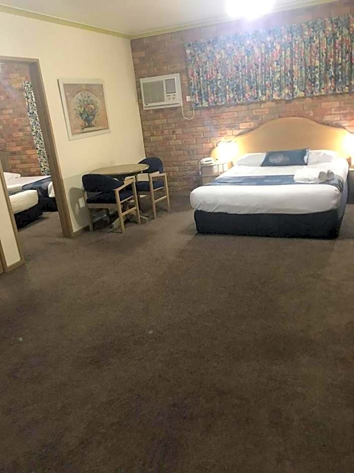 Pines Country Club Motor Inn