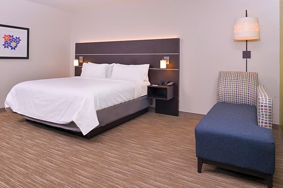 Holiday Inn Express and Suites - Mall of America - MSP Airport By IHG