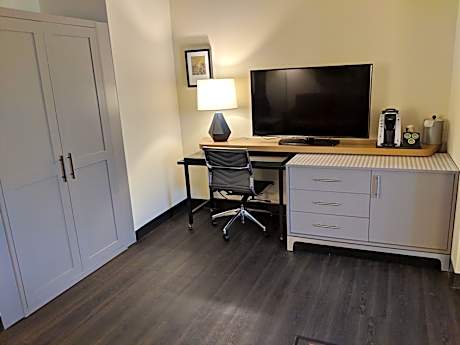 King Room - Mobility Access/Hearing Accessible