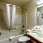 Econo Lodge Inn & Suites
