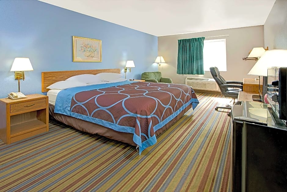 Super 8 by Wyndham Pontoon Beach IL/St. Louis MO Area