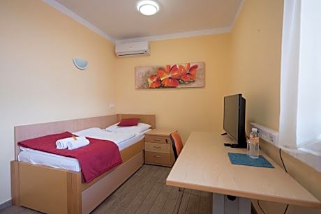 Studio (2 Adults)