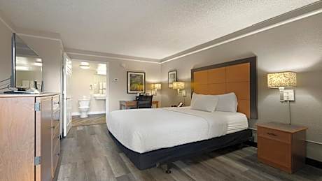 Queen Room - Mobility Access/Non-Smoking