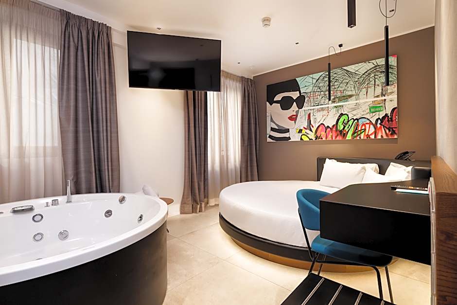 Photo 1 of 5 of Junior Standard Suite