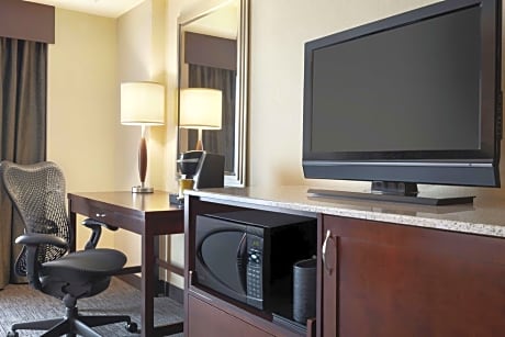 2 QN PREMIUM MOBILITY ACCESS W/ROLL IN SHWR, IN ROOM DRINKS-SNACKS/PREM WIFI/HDTV, REFRIGERATOR-MICROWAVE- POD COFFEE BREWER