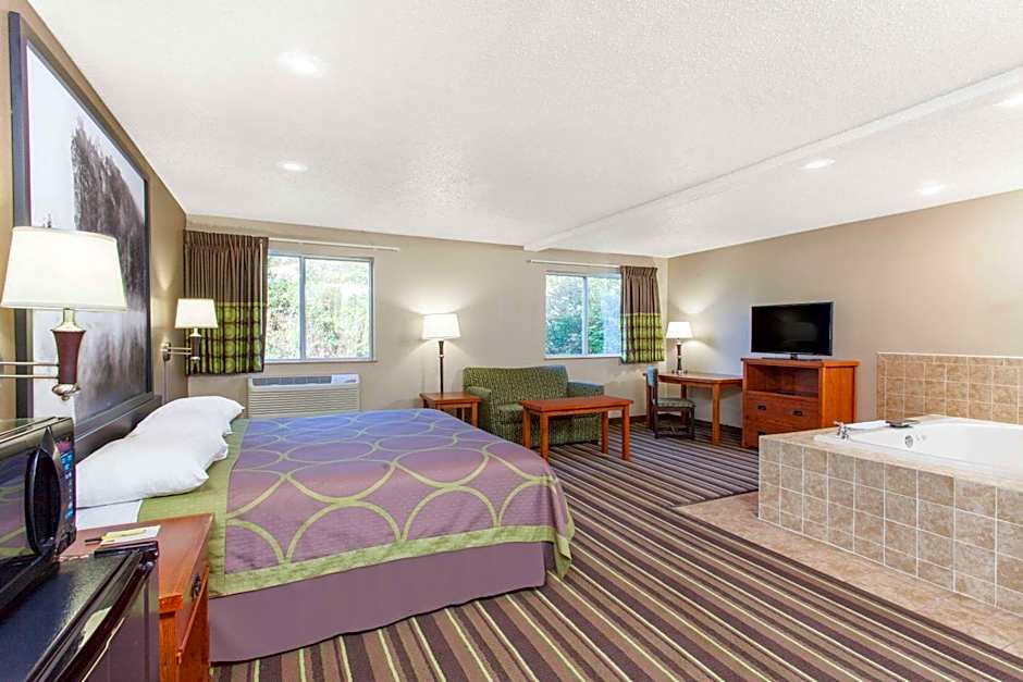 Super 8 by Wyndham Richlands/Claypool Hill Area