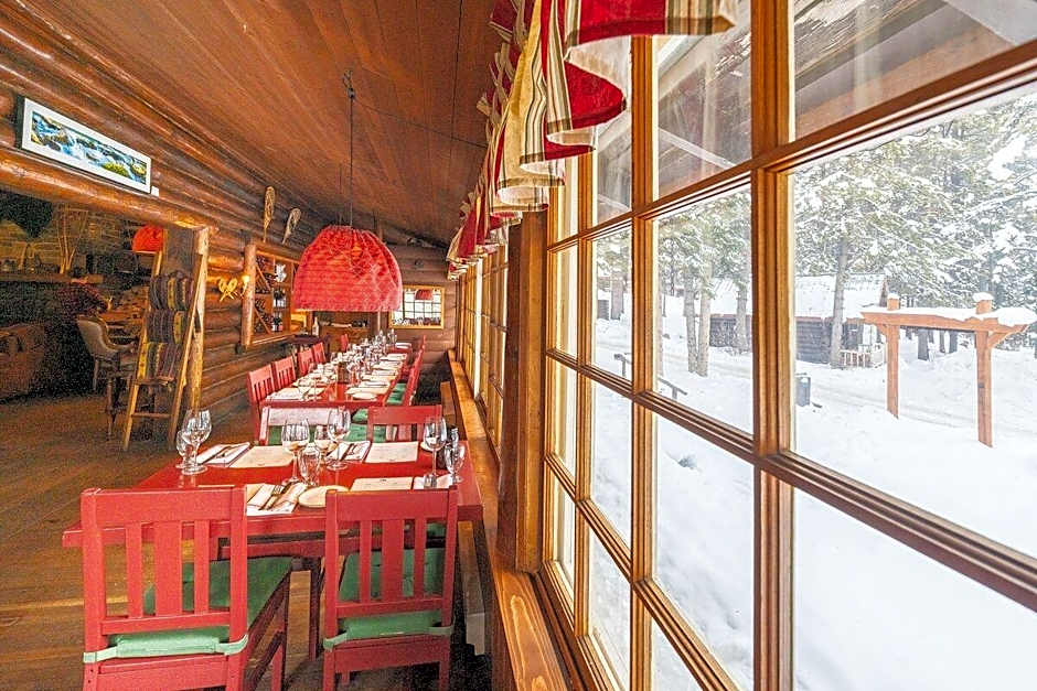 Storm Mountain Lodge Cabins Dining