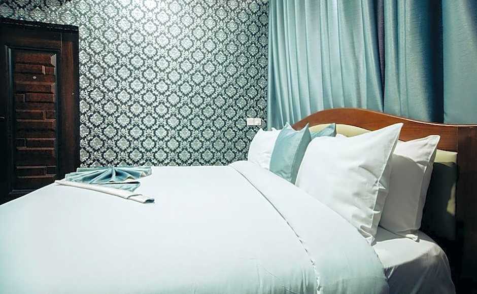 Plus 33 Hotel