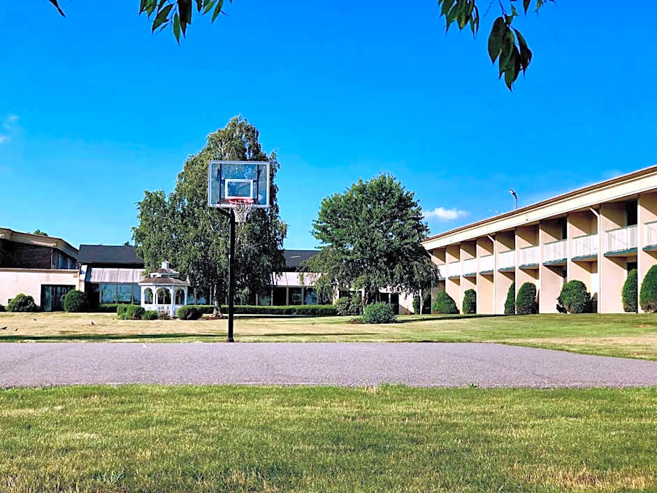 Riverview Inn & Suites