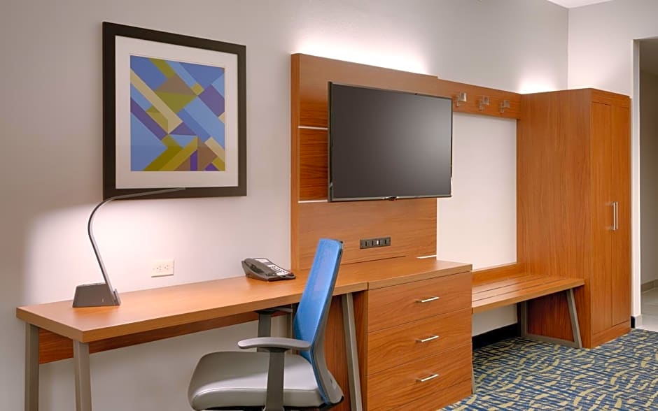 Holiday Inn Express & Suites - Gainesville I-75, an IHG Hotel