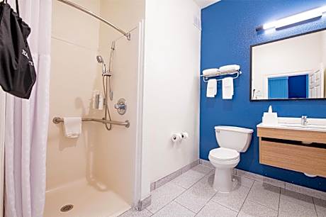 1 King Mobility/Hearing Accessible Ri Shower