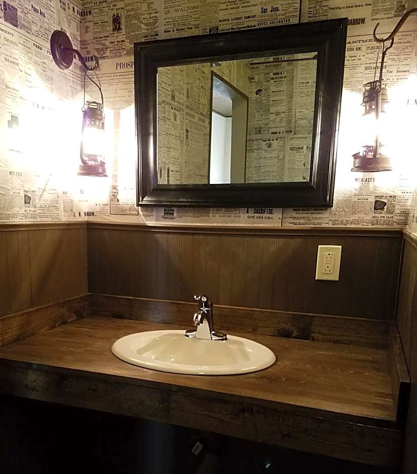 -Pet Friendly- Miners Cabin #5 -Two Double Beds - Private Balcony