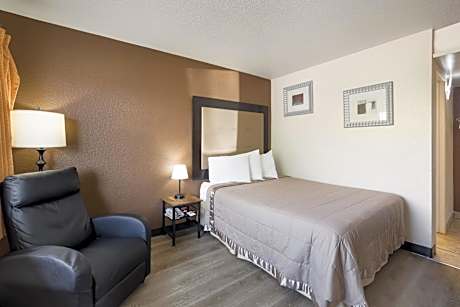 Queen Room - Non-Smoking