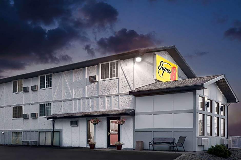 Super 8 by Wyndham Winona MN