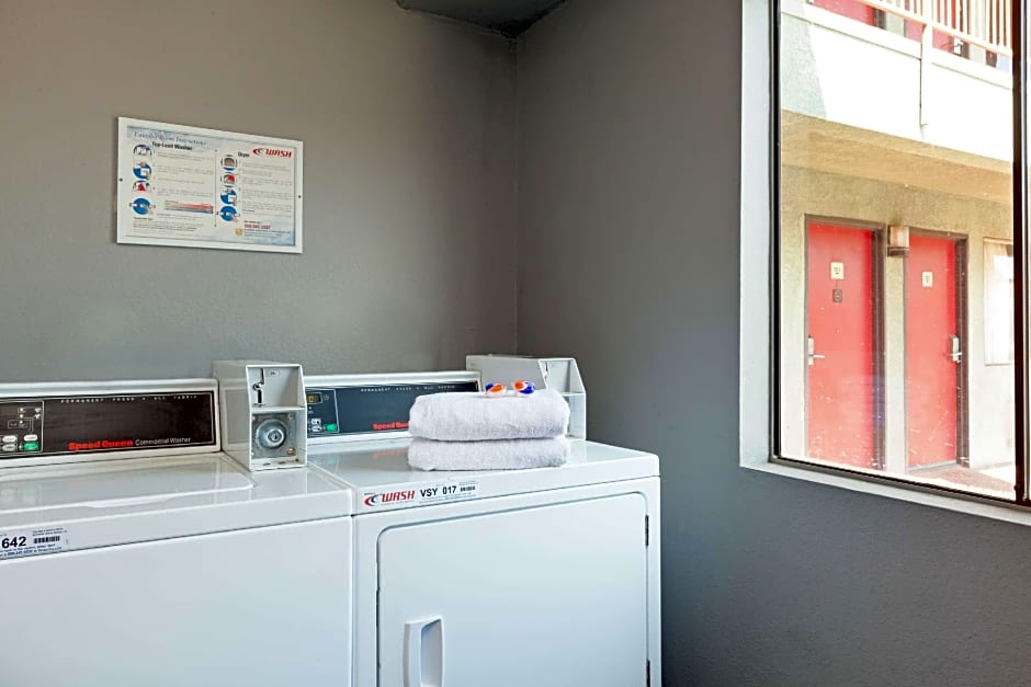 America's Best Value Inn & Suites Bakersfield Central