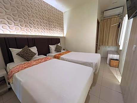 Standard Twin Beds Room