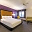 La Quinta Inn & Suites by Wyndham Cleveland - Airport North