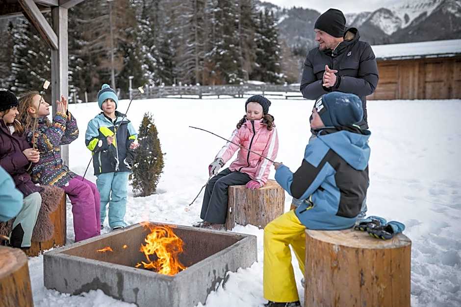 Aparthotel Familiaris - Family Apartments - Pools & Spa in Dolomites