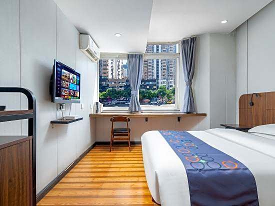 Zhiying Star Travel Collection Hotel (Zhujiang New Town Wuyangyu Subway Station)