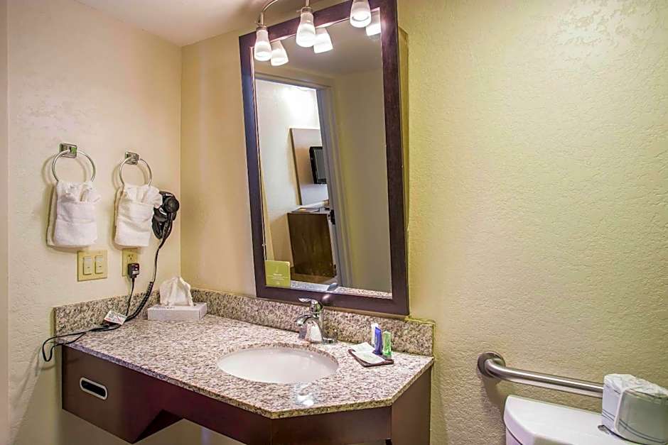 Quality Inn Kansas City International Airport