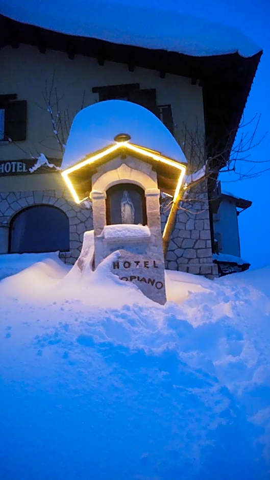 Hotel Altopiano Delle Rocche