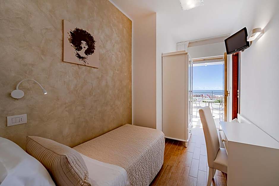 Hotel Soraya - Spiaggia Sawasdee with Beach, Restaurant & Parking