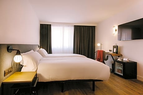 DELUXE TWIN WITH CITY VIEWS (2 ADULTS + 2 CHILDREN)