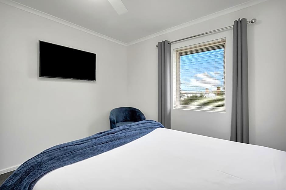 Photo 1 of 21 of Courtyard 3 Bedroom Apartment