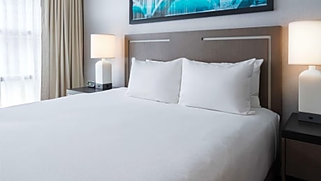 Accessible One Bedroom Suite/Tub | King Bed
