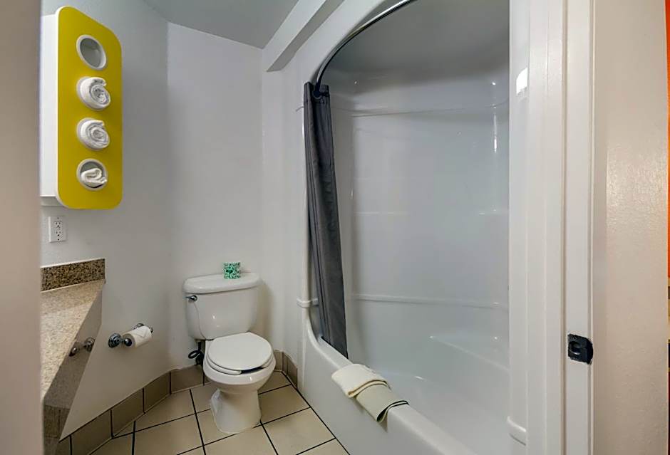 Howard Johnson by Wyndham Lemoore