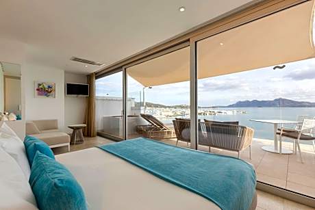 Junior Suite with Terrace and Frontal Sea View