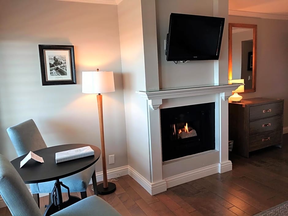456 Embarcadero Inn & Suites