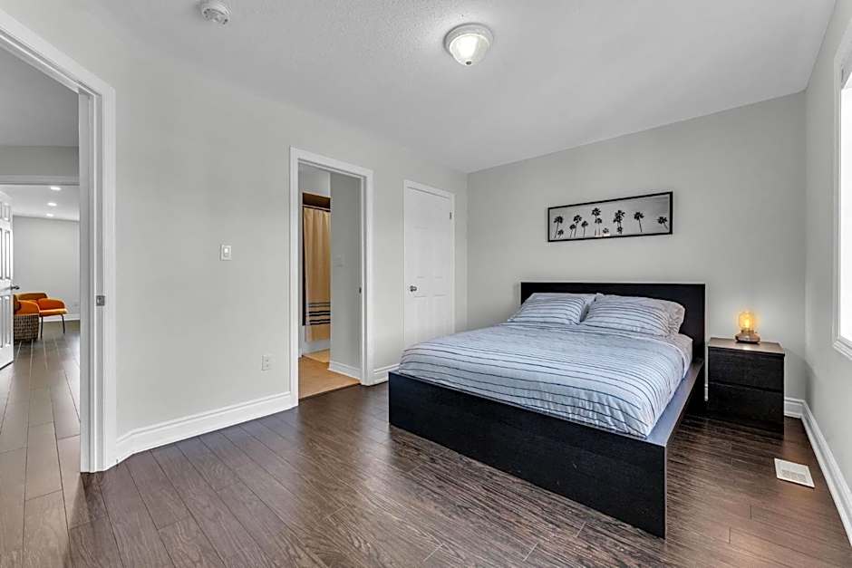 Oshawa Family Haven - Luxury 7BR Villa with Cozy Fireplaces & Hot Tub