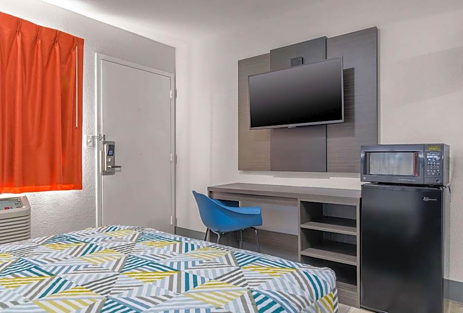 Home 6 Motel