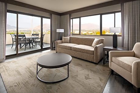 Executive Suite, 1 King, Sofa bed, High floor, Balcony