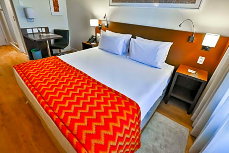 1 Queen Bed, Suite, Nonsmoking