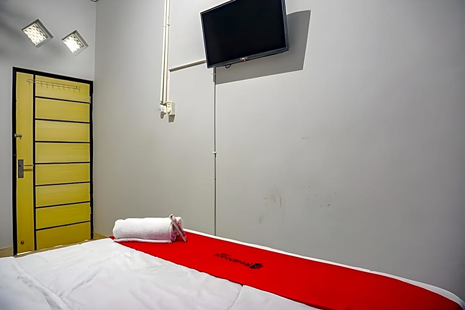 RedDoorz near Penimbangan Beach Singaraja