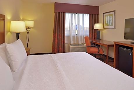 King Room with Accessible Tub - Mobility and Hearing Access/Non-Smoking