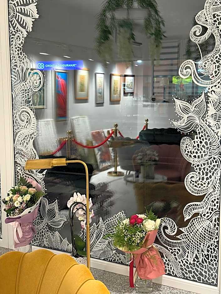 La Luna Premium Deluxe Apartment with Pool & Jacuzzi, Bikes and Covered Parking