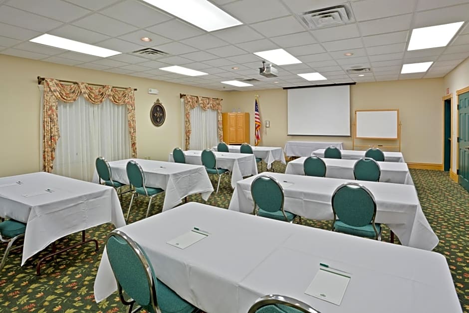 Country Inn & Suites by Radisson, Salina, KS