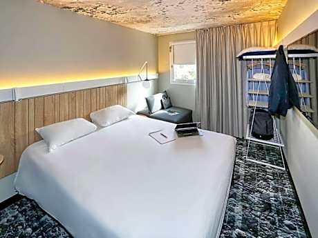 Standard Room with One Double Bed and One Single Bed