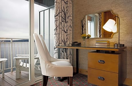 Executive Over Water King Balcony