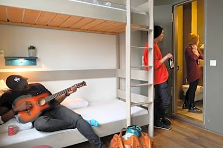 Single Bed in Mixed Dormitory Room (4 Beds)