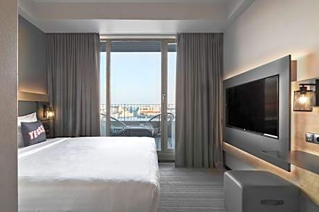 Superior Queen Room with Balcony and Street View