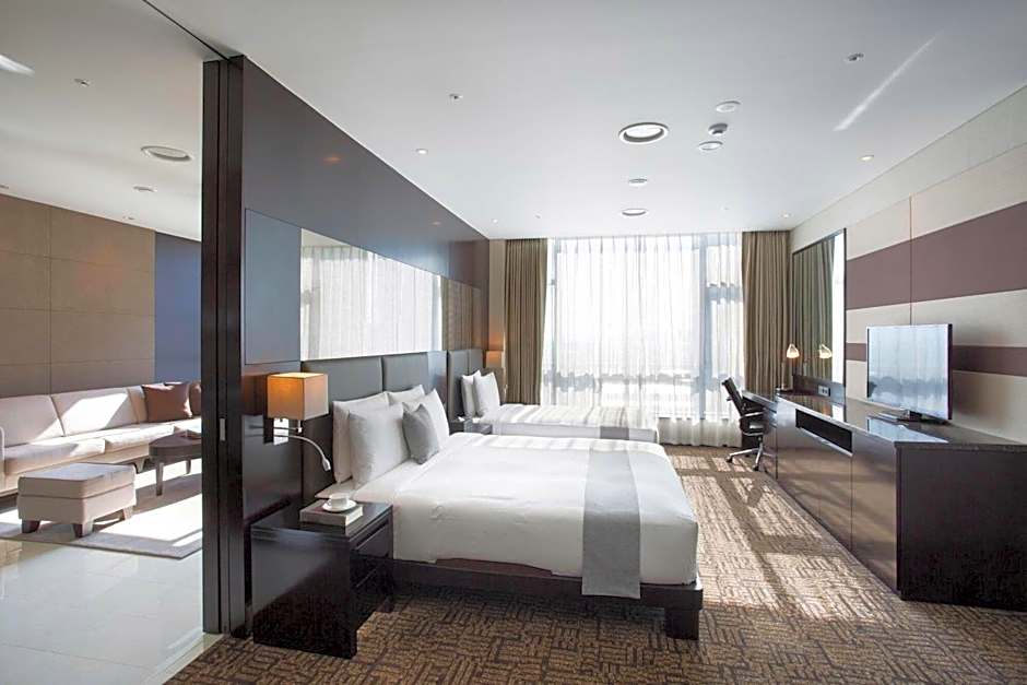 I Square Hotel