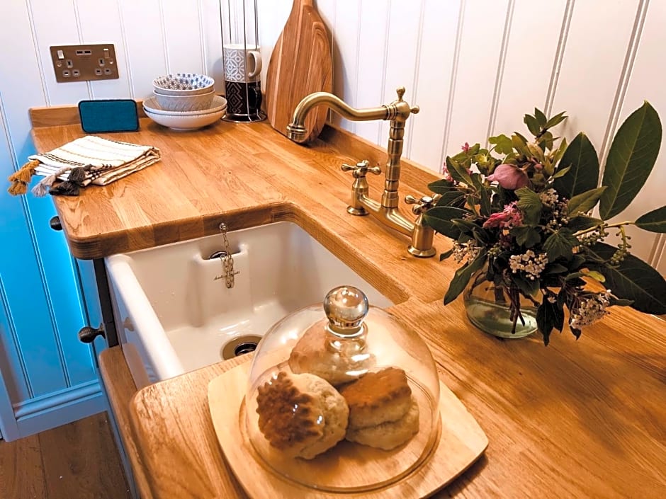 Somerleyton Meadows - The Hideaway Hut & Hot Tub