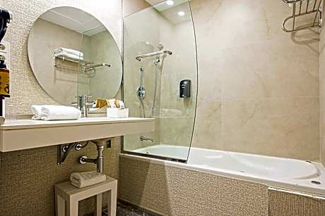 Junior Suite with Lateral Sea View (2 Adults + 2 Children)